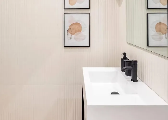 Modern Cozy Near The Colosseum In Pensión 4*